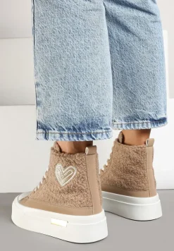 Ciemnobeżowe Futerkowe Trampki na Platformie z Ozdobną Naszywką w Kształcie Serca Aelinna