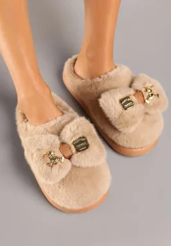 Ciemnobeżowe Futrzane Kapcie na Płaskiej Podeszwie Ozdobione Aplikacjami i Kokardą Vamisha