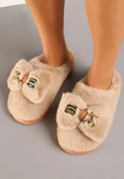 Ciemnobeżowe Futrzane Kapcie na Płaskiej Podeszwie Ozdobione Aplikacjami i Kokardą Vamisha