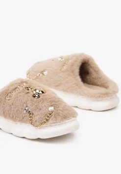 Ciemnobeżowe Kapcie na Płaskiej Podeszwie z Futerkiem Ozdobione Łańcuszkiem i Cyrkoniami Reanivia