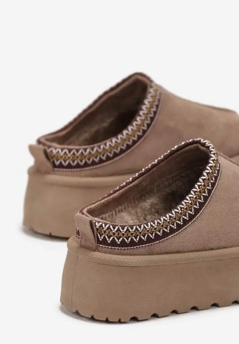 Ciemnobeżowe Kapcie na Platformie z Imitacji Zamszu i Ozdobnym Szwem Irida