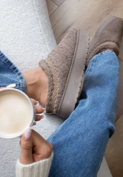 Ciemnobeżowe Kapcie na Platformie z Ozdobną Lamówką Topora