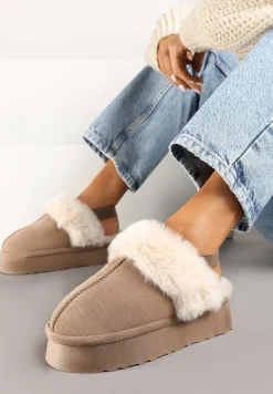 Ciemnobeżowe Kapcie w Stylu Śniegowców z Paskiem i Futerkiem Vortiella