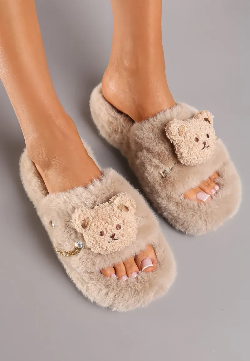 Ciemnobeżowe Kapcie z Futerkiem Ozdobione Aplikacją z Misiem i Łańcuszkiem Flarievia