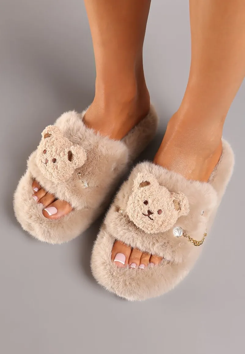 Ciemnobeżowe Kapcie z Futerkiem Ozdobione Aplikacją z Misiem i Łańcuszkiem Flarievia