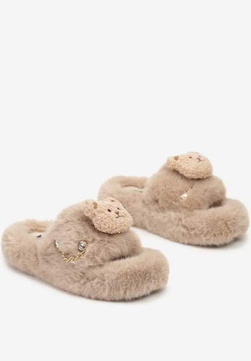 Ciemnobeżowe Kapcie z Futerkiem Ozdobione Aplikacją z Misiem i Łańcuszkiem Flarievia