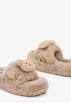 Ciemnobeżowe Kapcie z Futerkiem Ozdobione Aplikacją z Misiem i Łańcuszkiem Flarievia