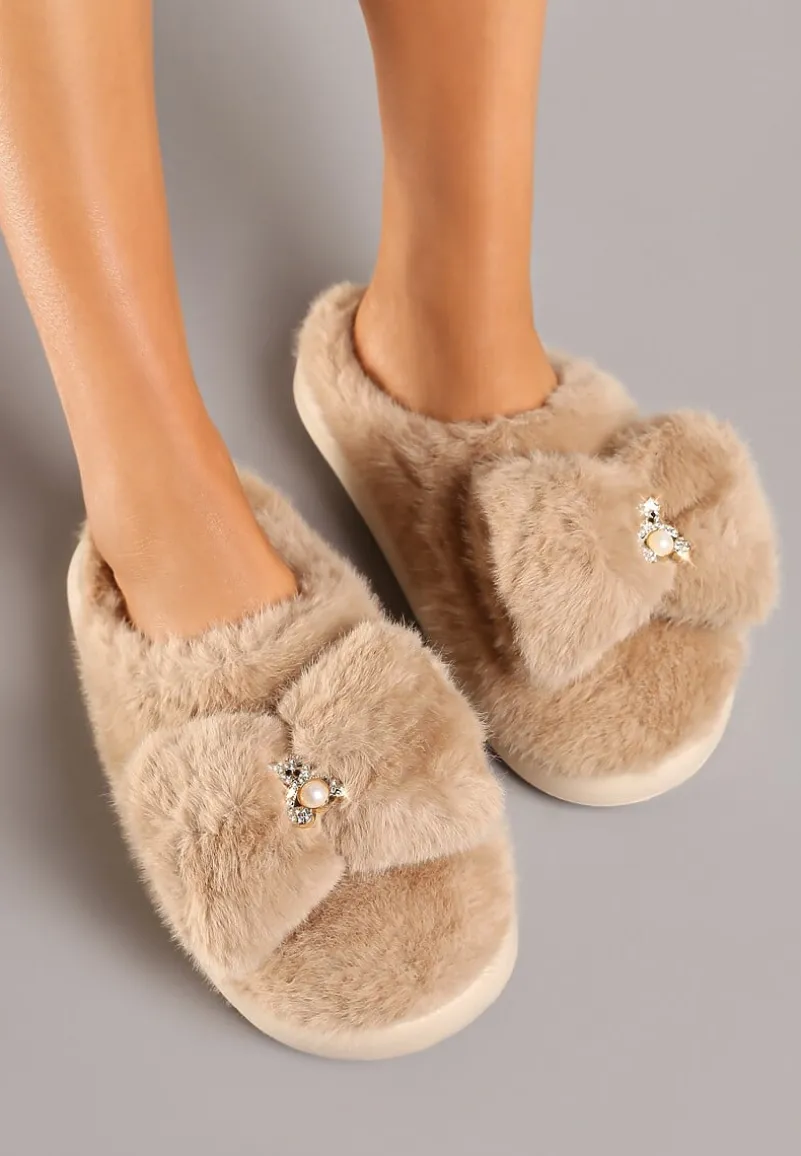 Ciemnobeżowe Kapcie z Futerka Ozdobione Kokardką i Biżuteryjnymi Misiem Mesida