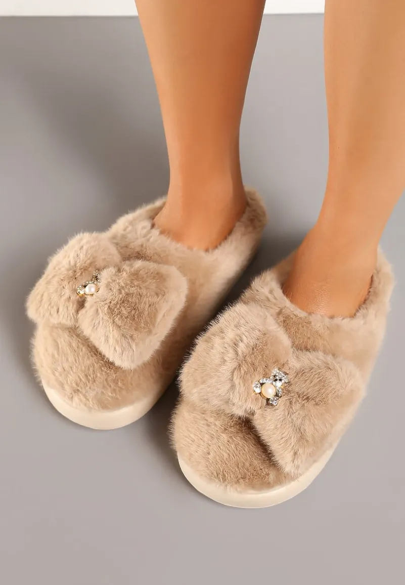 Ciemnobeżowe Kapcie z Futerka Ozdobione Kokardką i Biżuteryjnymi Misiem Mesida