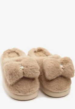 Ciemnobeżowe Kapcie z Futerka Ozdobione Kokardką i Biżuteryjnymi Misiem Mesida