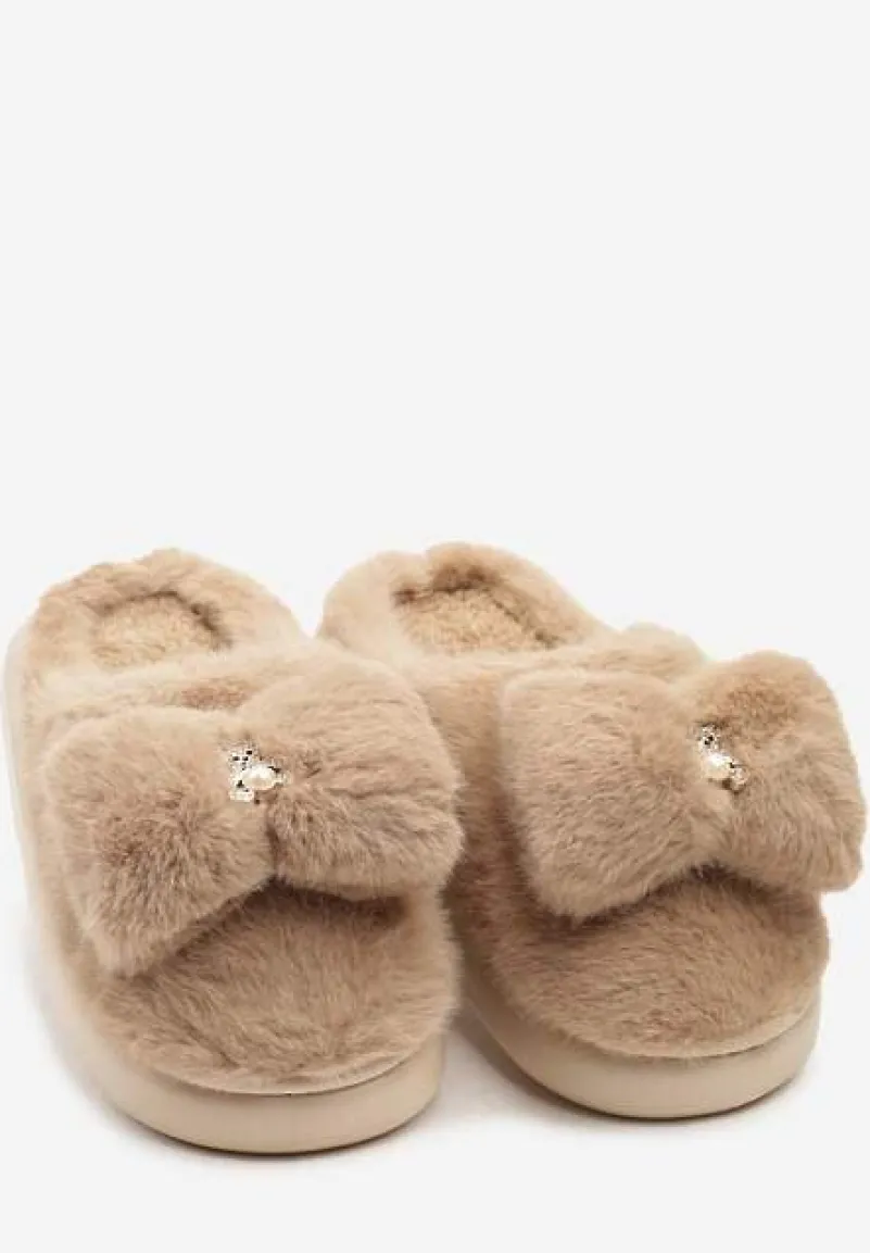 Ciemnobeżowe Kapcie z Futerka Ozdobione Kokardką i Biżuteryjnymi Misiem Mesida