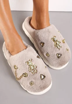 Ciemnobeżowe Kapcie z Futerka na Grubej Podeszwie z Naszywkami i Łańcuszkami Wyrinia