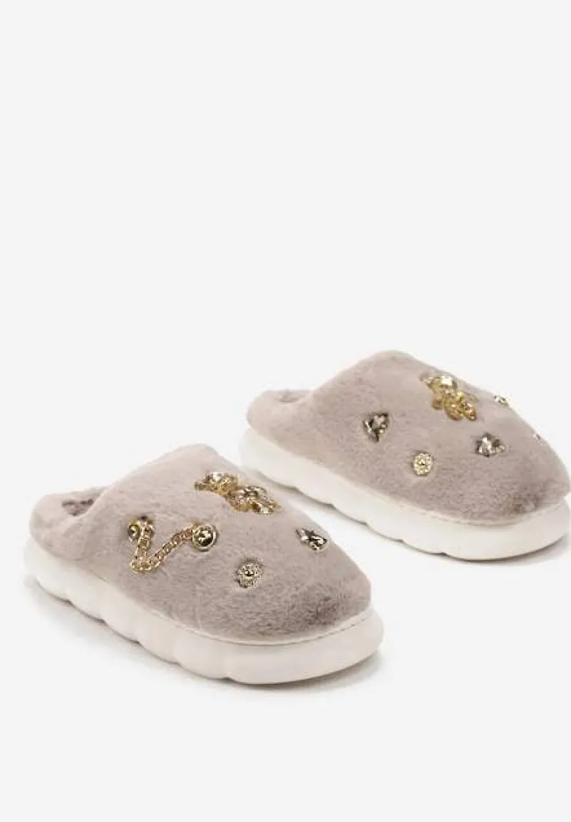 Ciemnobeżowe Kapcie z Futerka na Grubej Podeszwie z Naszywkami i Łańcuszkami Wyrinia