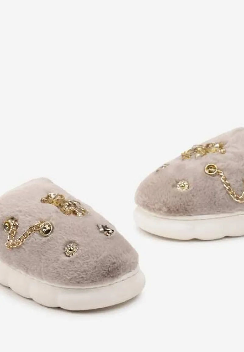 Ciemnobeżowe Kapcie z Futerka na Grubej Podeszwie z Naszywkami i Łańcuszkami Wyrinia