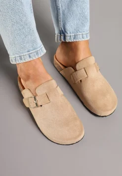 Ciemnobeżowe Klapki Chodaki Ozdobione Paskami z Klamrami Silamia