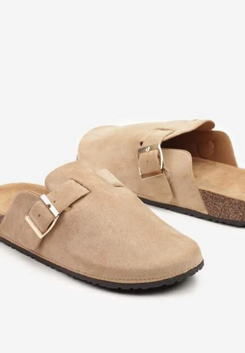 Ciemnobeżowe Klapki Chodaki Ozdobione Paskami z Klamrami Silamia