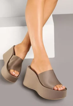 Ciemnobeżowe Klapki na Koturnie i Platformie Julixia
