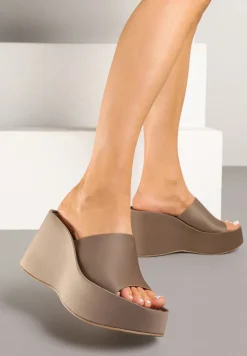 Ciemnobeżowe Klapki na Koturnie i Platformie Julixia