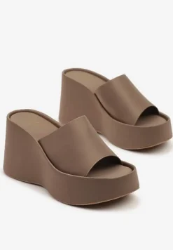 Ciemnobeżowe Klapki na Koturnie i Platformie Julixia