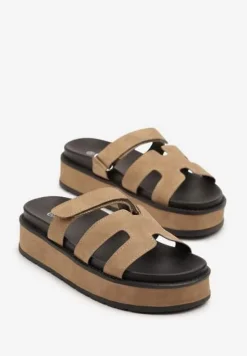 Ciemnobeżowe Klapki na Niskiej Platformie z Ozdobnymi Wycięciami w Cholewce Filunea