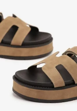 Ciemnobeżowe Klapki na Niskiej Platformie z Ozdobnymi Wycięciami w Cholewce Filunea