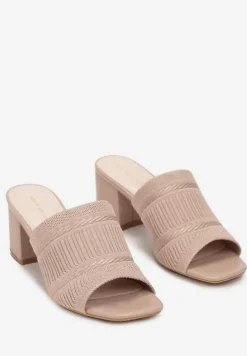 Ciemnobeżowe Klapki na Niskim Słupku z Szerokim Paskiem i Odkrytym Noskiem Katheryn