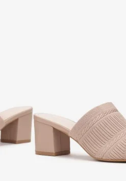 Ciemnobeżowe Klapki na Niskim Słupku z Szerokim Paskiem i Odkrytym Noskiem Katheryn