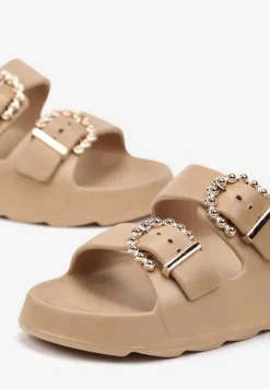 Ciemnobeżowe Klapki na Płaskiej Podeszwie z Ozdobnymi Paskami i Metalicznymi Klamrami Missalori