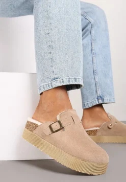 Ciemnobeżowe Klapki na Platformie Ozdobione Klamrą i Futerkiem Lasandra