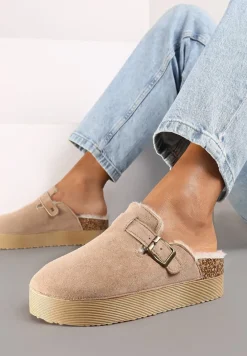 Ciemnobeżowe Klapki na Platformie Ozdobione Klamrą i Futerkiem Lasandra