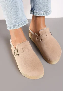 Ciemnobeżowe Klapki na Platformie Ozdobione Klamrą i Futerkiem Lasandra