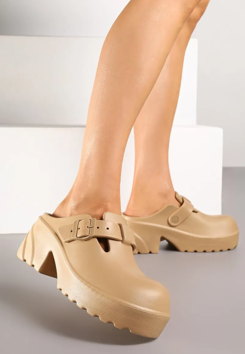 Ciemnobeżowe Klapki na Platformie Ozdobione Klamrą Kollamea