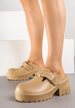 Ciemnobeżowe Klapki na Platformie Ozdobione Klamrą Kollamea