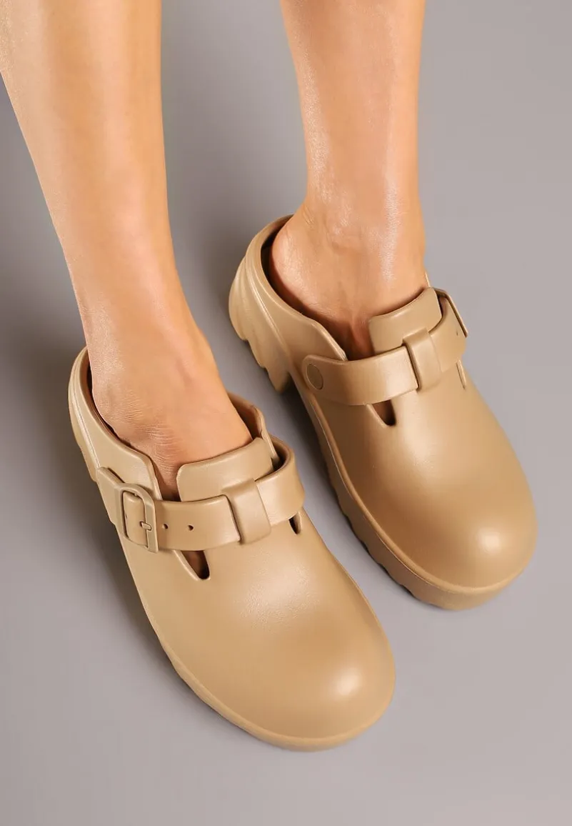 Ciemnobeżowe Klapki na Platformie Ozdobione Klamrą Kollamea