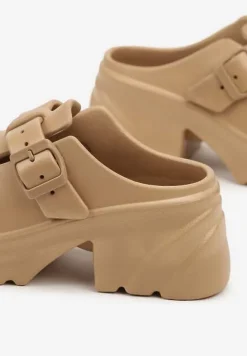 Ciemnobeżowe Klapki na Platformie Ozdobione Klamrą Kollamea