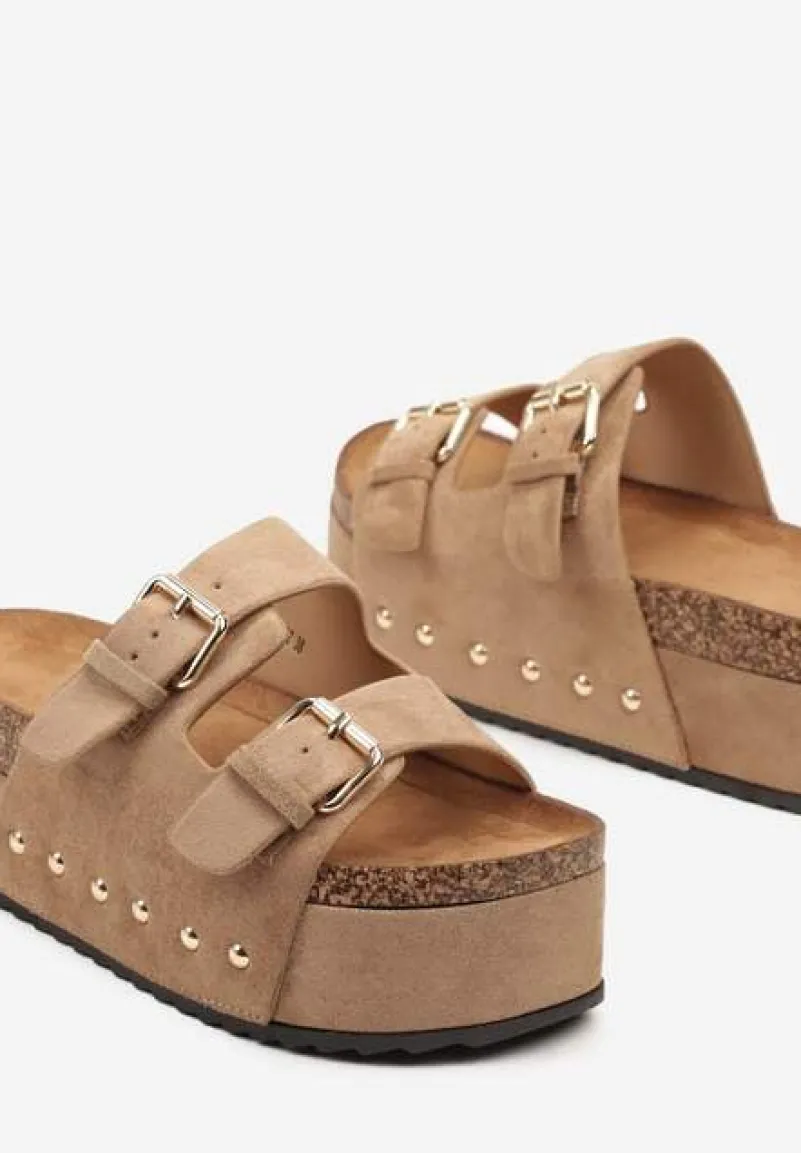 Ciemnobeżowe Klapki na Platformie z Ćwiekami i Klamrami Neoviana