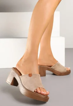 Ciemnobeżowe Klapki na Platformie i Słupku Ozdobione Naszywką Norvanis