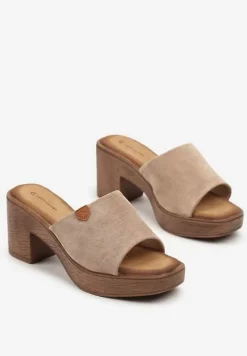 Ciemnobeżowe Klapki na Platformie i Słupku Ozdobione Naszywką Norvanis