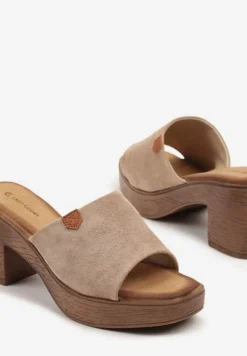 Ciemnobeżowe Klapki na Platformie i Słupku Ozdobione Naszywką Norvanis