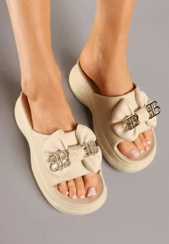 Ciemnobeżowe Klapki na Platformie z Kokardką i Metalicznymi Aplikacjami Telanis