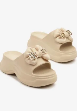 Ciemnobeżowe Klapki na Platformie z Kokardką i Metalicznymi Aplikacjami Telanis