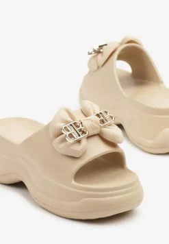 Ciemnobeżowe Klapki na Platformie z Kokardką i Metalicznymi Aplikacjami Telanis