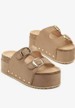 Ciemnobeżowe Klapki na Platformie Ozdobione Nitami Linarienna
