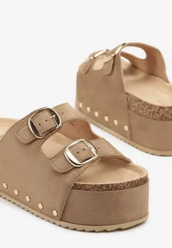Ciemnobeżowe Klapki na Platformie Ozdobione Nitami Linarienna