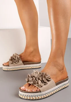 Ciemnobeżowe Klapki na Podeszwie z Nitami Zdobione Kwiatową Aplikacją Althala