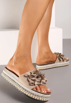 Ciemnobeżowe Klapki na Podeszwie z Nitami Zdobione Kwiatową Aplikacją Althala