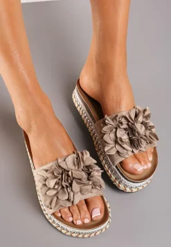 Ciemnobeżowe Klapki na Podeszwie z Nitami Zdobione Kwiatową Aplikacją Althala