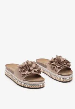 Ciemnobeżowe Klapki na Podeszwie z Nitami Zdobione Kwiatową Aplikacją Althala