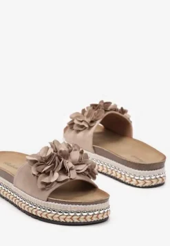 Ciemnobeżowe Klapki na Podeszwie z Nitami Zdobione Kwiatową Aplikacją Althala