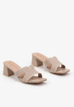 Ciemnobeżowe Klapki na Słupku z Ozdobnymi Wycięciami Doliennea